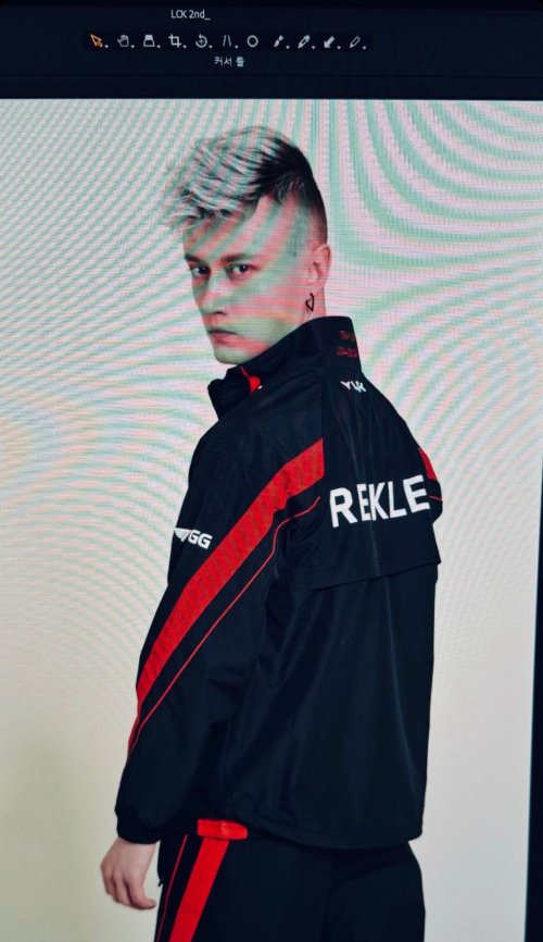 《英雄联盟》传奇选手Rekkle分享T1队服定妆照 帅气依旧！